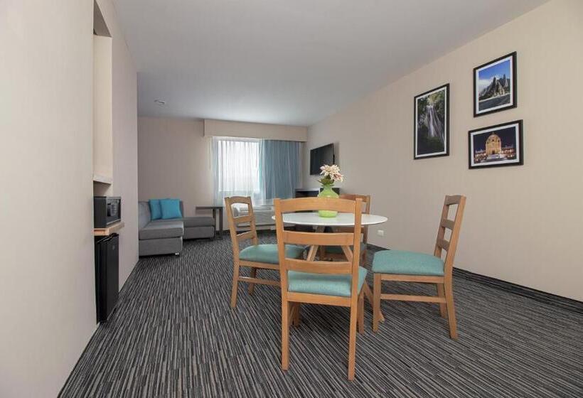 キングサイズベッドのスイートルーム, Chn Hotel Monterrey Aeropuerto, Trademark By Wyndham