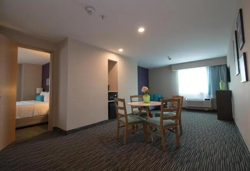 キングサイズベッドのスイートルーム, Chn Hotel Monterrey Aeropuerto, Trademark By Wyndham