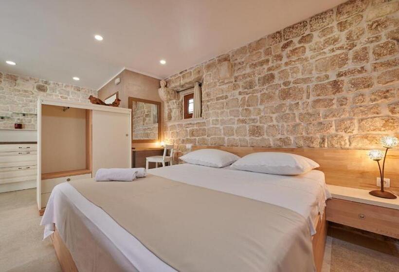 スーペリアスタジオ, Villa Kudelik Stone Story