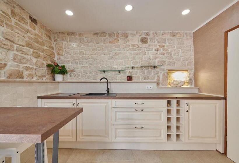 סטודיו סופריור, Villa Kudelik Stone Story