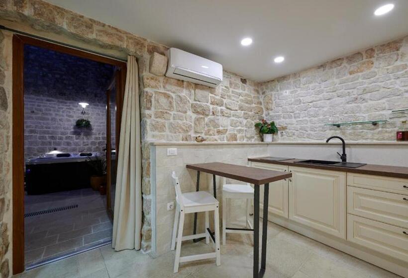 スーペリアスタジオ, Villa Kudelik Stone Story