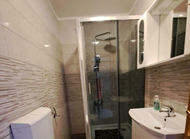 标准三人间, Sobes Tea