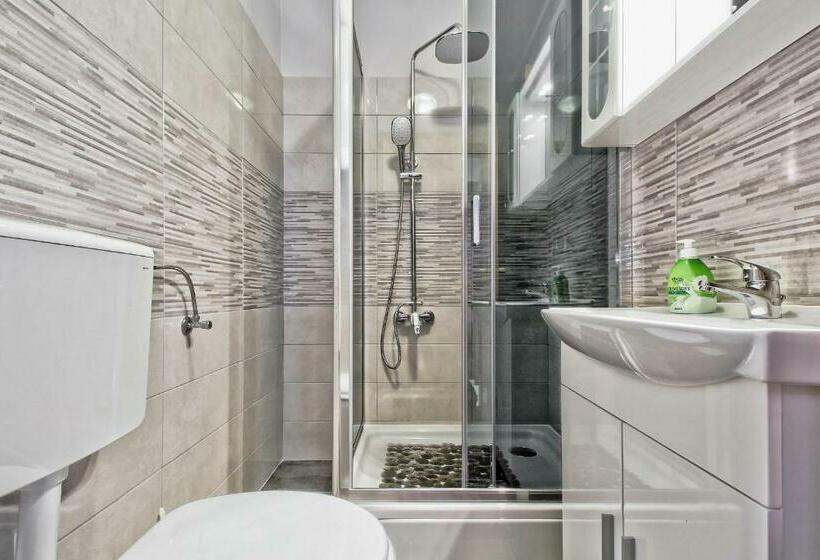 标准三人间, Sobes Tea