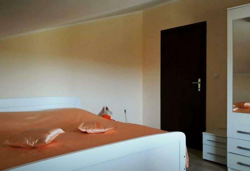 标准三人间, Sobes Tea