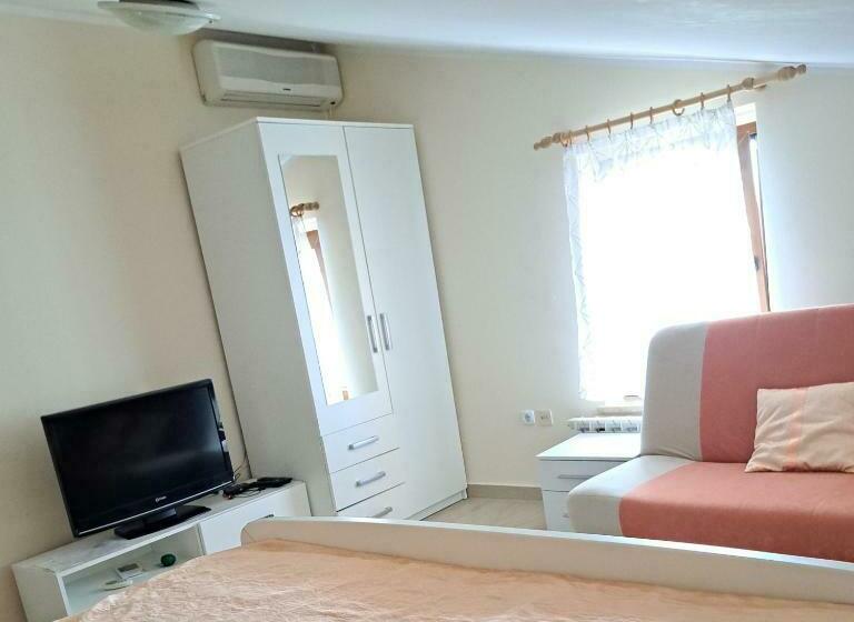 标准三人间, Sobes Tea