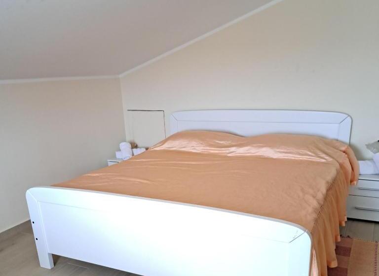 标准三人间, Sobes Tea