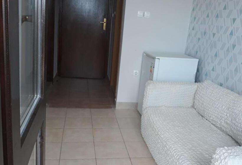 标准三人间, Sobes Tea