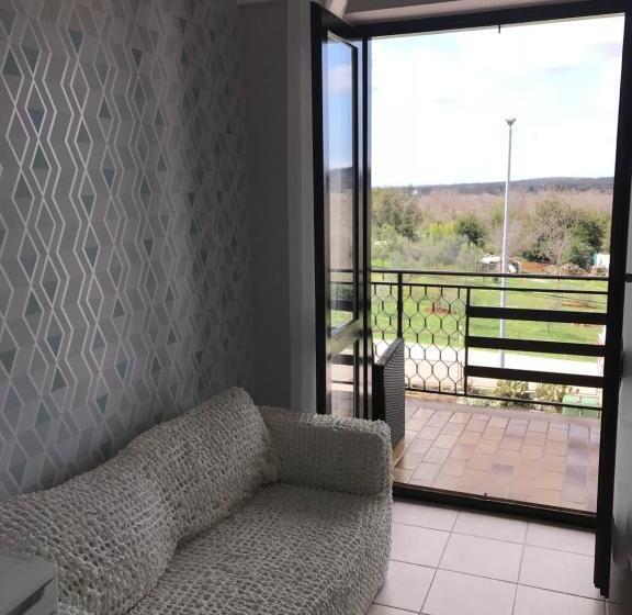 标准三人间, Sobes Tea