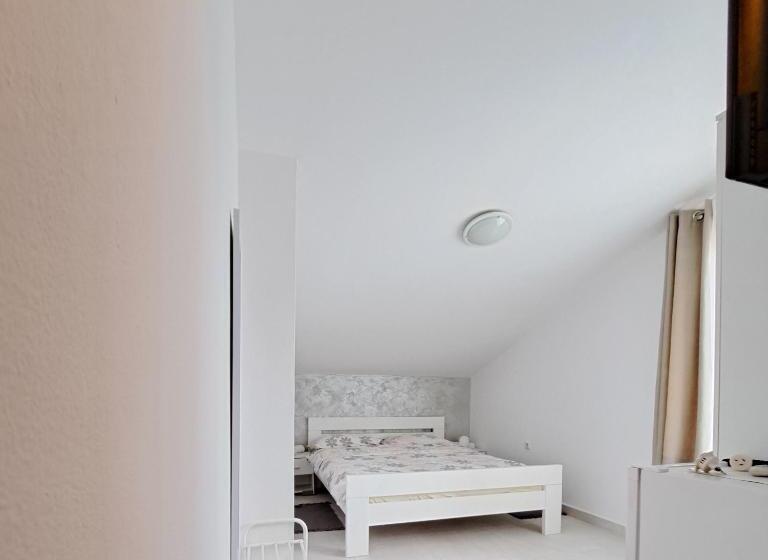 标准间, Sobes Tea