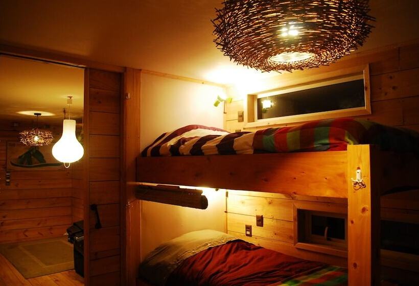 ルームシェアのワンベッド, Sirena Insolente Hostel & Suites