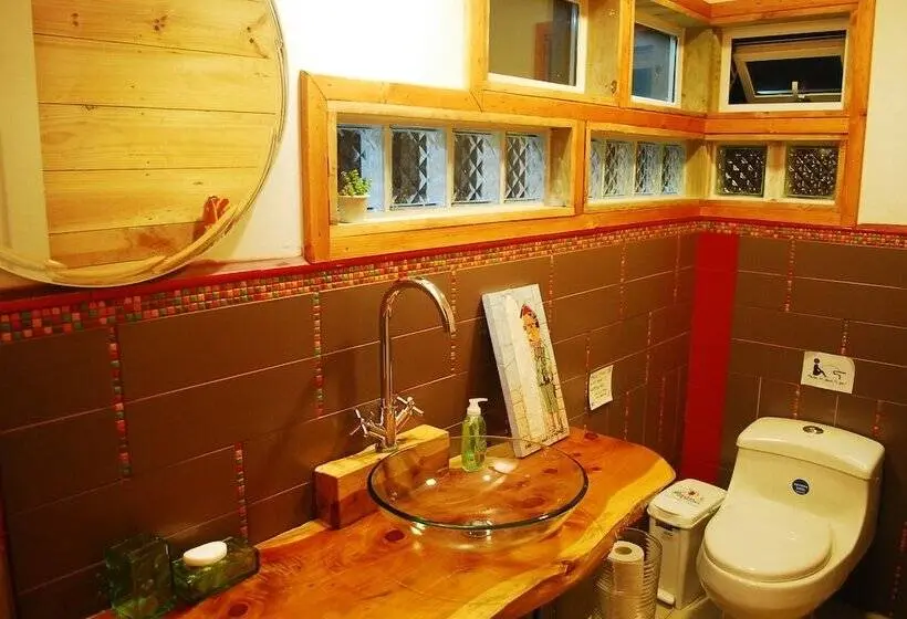 ルームシェアのワンベッド, Sirena Insolente Hostel & Suites