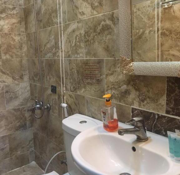 اتاق استاندارد سه تخته با بالکن, Amir Palace Hotel