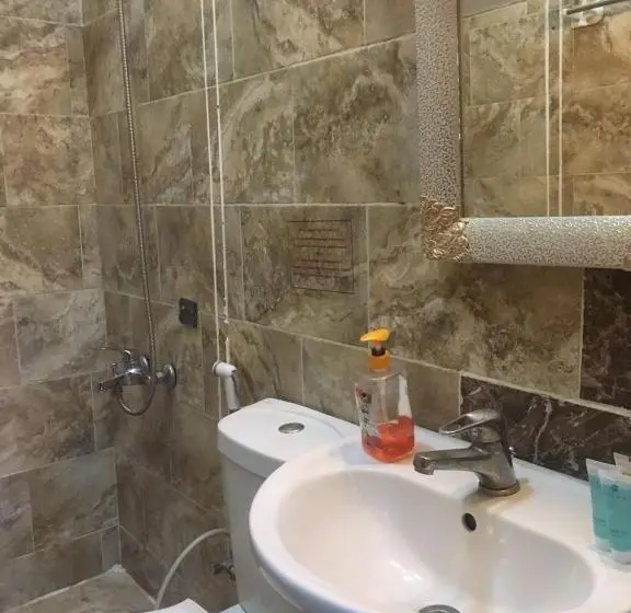 اتاق استاندارد سه تخته با بالکن, Amir Palace Hotel