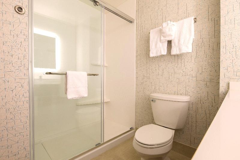 带大床的标准间, Holiday Inn Express & Suites   Gaylord, An Ihg