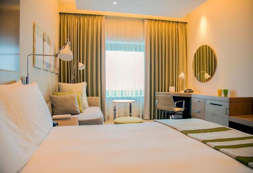 带大床的标准间, Holiday Inn & Suites   Dubai Festival City Mall, An Ihg