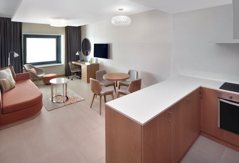 带城市景观的优质房间, Holiday Inn & Suites   Dubai Festival City Mall, An Ihg