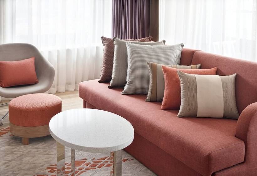 Номер Премиум Вид на Город, Holiday Inn & Suites   Dubai Festival City Mall, An Ihg