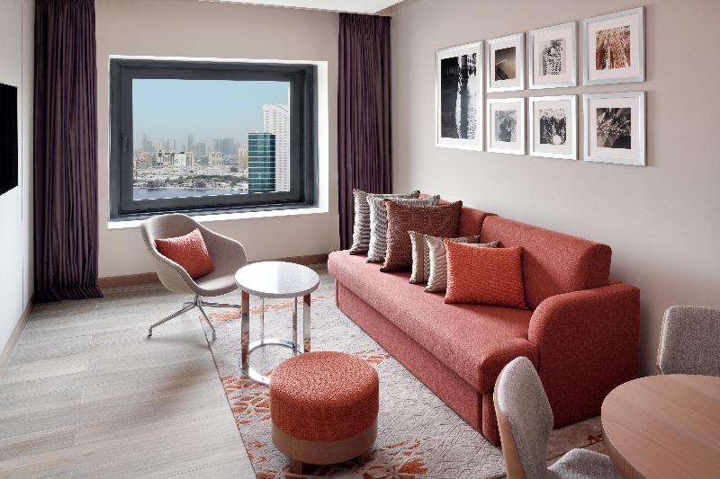 带大床的小型套房, Holiday Inn & Suites   Dubai Festival City Mall, An Ihg