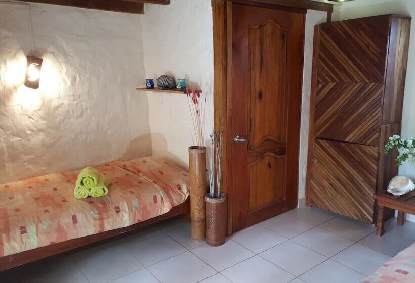 Номер Стандарт Трехместный, La Barquita Beach Hostel
