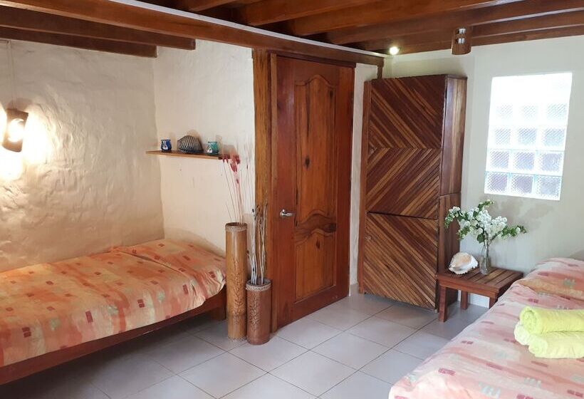 スタンダードトリプルルーム, La Barquita Beach Hostel