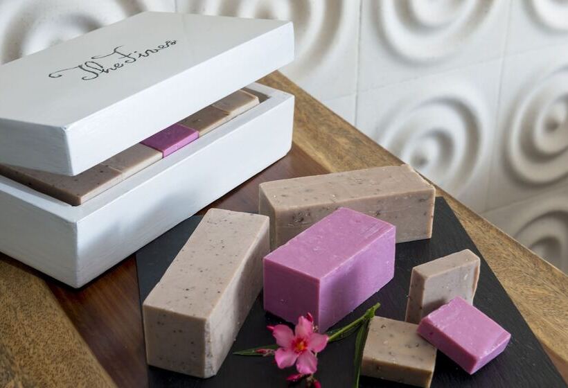 스위트 킹사이즈 침대, The Fives Downtown Hotel & Residences, Curio Collection by Hilton