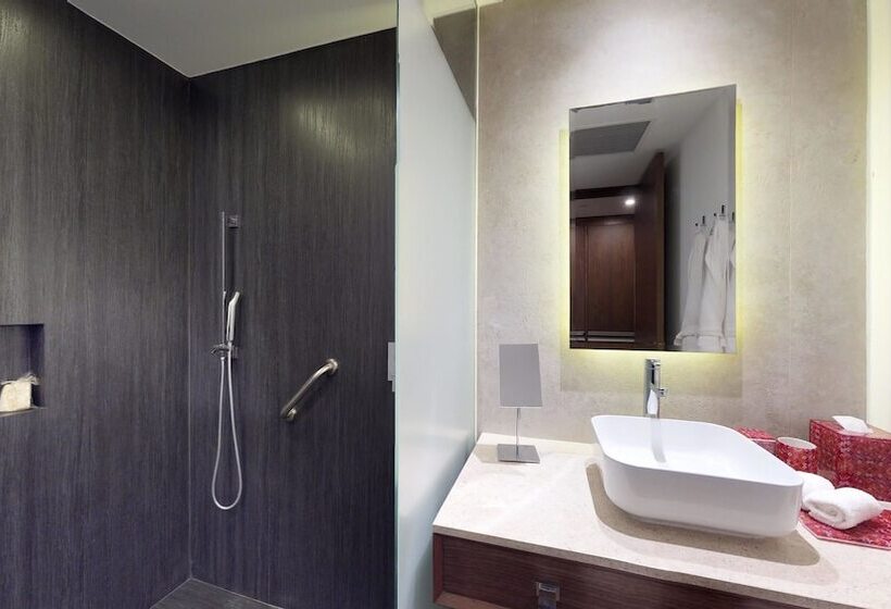 스위트 킹사이즈 침대, The Fives Downtown Hotel & Residences, Curio Collection by Hilton