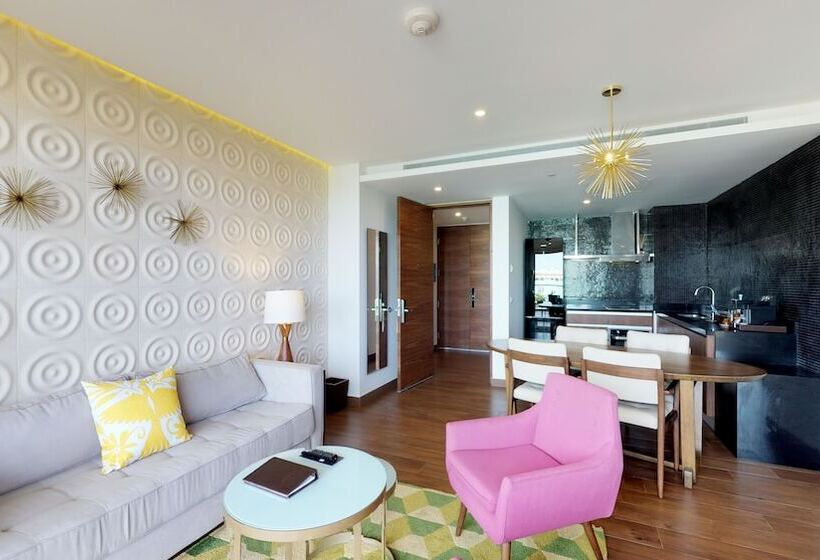 스위트 킹사이즈 침대, The Fives Downtown Hotel & Residences, Curio Collection by Hilton