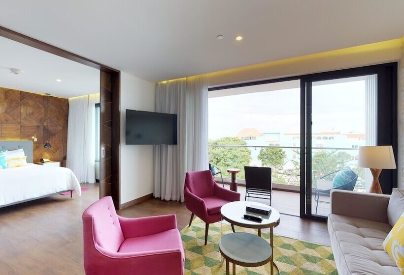 스위트 킹사이즈 침대, The Fives Downtown Hotel & Residences, Curio Collection by Hilton