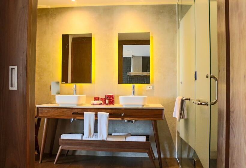 스위트 킹사이즈 침대, The Fives Downtown Hotel & Residences, Curio Collection by Hilton