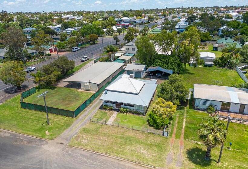 4ベッドルームハウス, Roma Motel