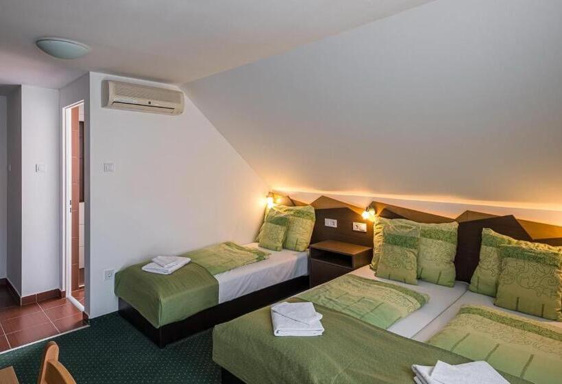Трехместный Номер Стандарт с Балконом, Babi Guesthouse   Babi Vendégház