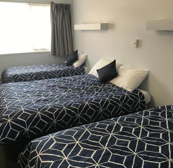 חדר משפחתי, Classic Motel