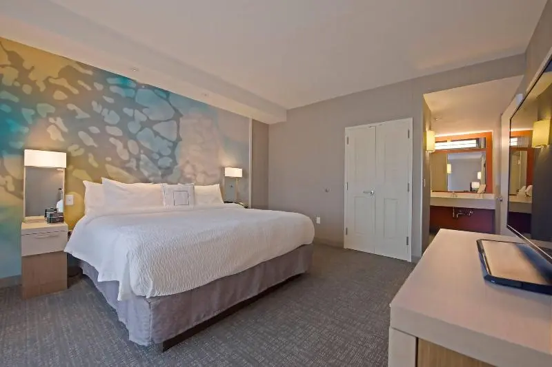 キングサイズベッドのスイートルーム, Courtyard By Marriott Westbury Long Island