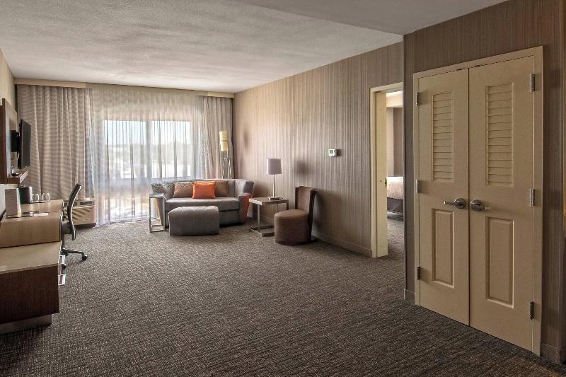 Люкс Кровать Кинг, Courtyard By Marriott Westbury Long Island