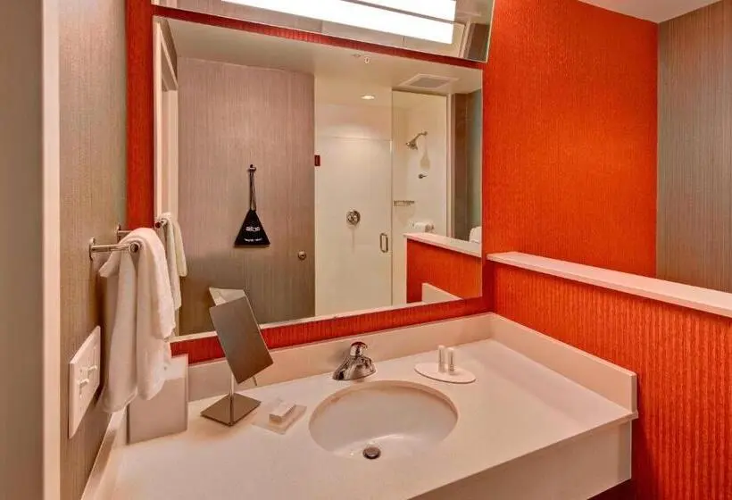 キングサイズベッドのスタンダードルーム, Courtyard By Marriott Westbury Long Island