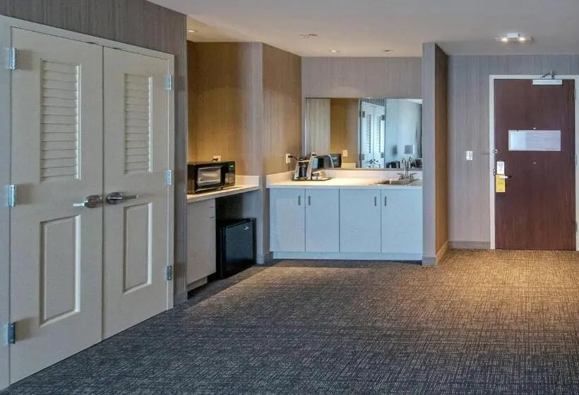 キングサイズベッドのスイートルーム, Courtyard By Marriott Westbury Long Island