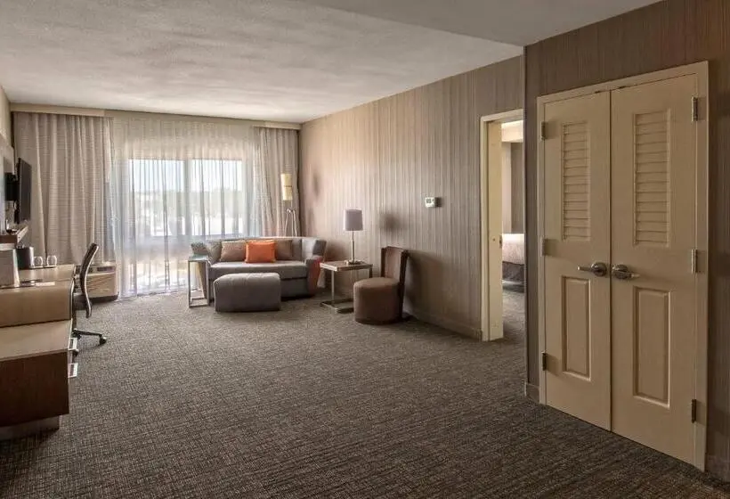 キングサイズベッドのスイートルーム, Courtyard By Marriott Westbury Long Island