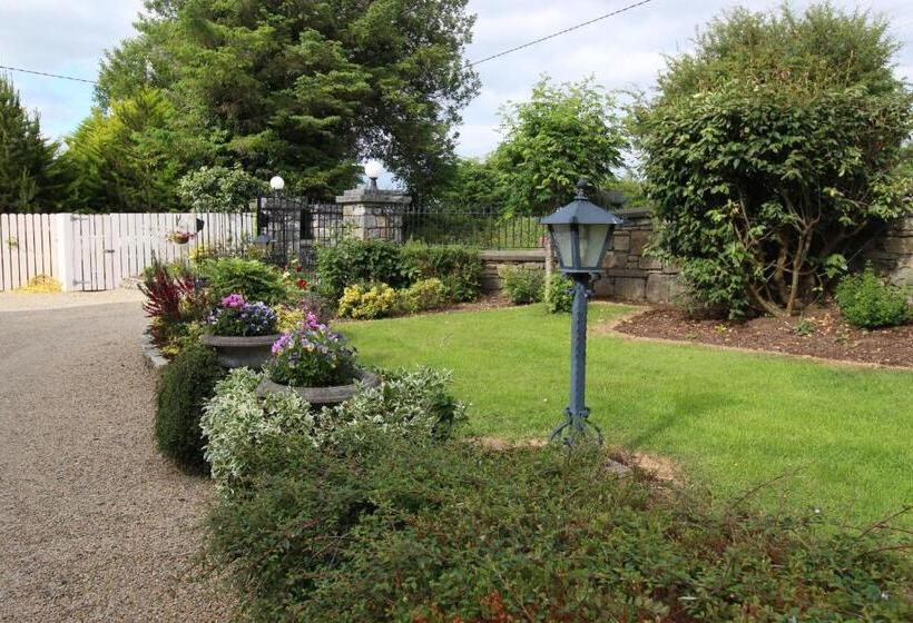 غرفة قياسية مطلة على الجبل, Lurgan House