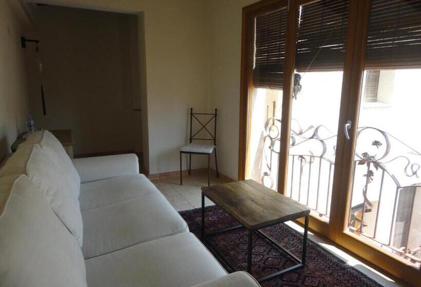 스위트, Rural Cal Torner Adults Only