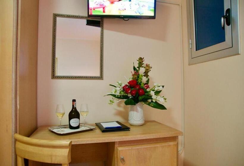 발코니가 있는 스위트, Teti