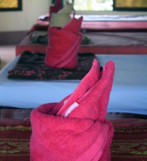 سرير فى غرفة مشتركه, The Magic Sponge