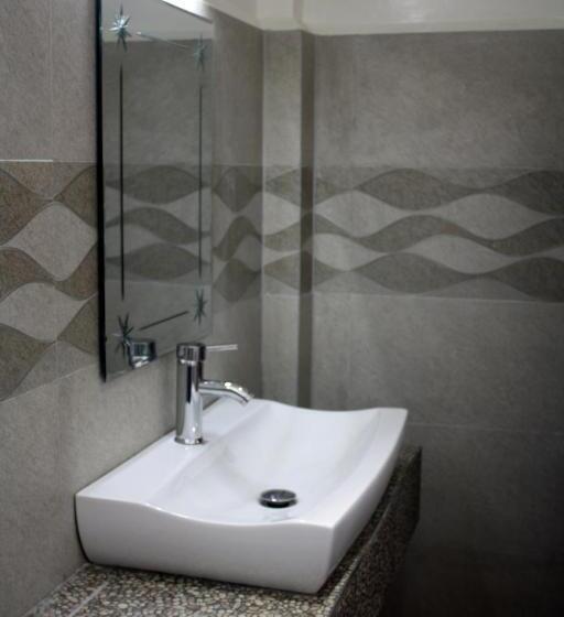 غرفة قياسية مع حمام خارجي, The Magic Sponge