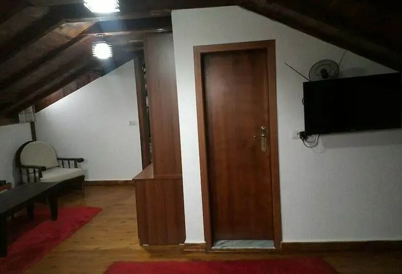اتاق خانوادگی, Bujtina E Bardhe