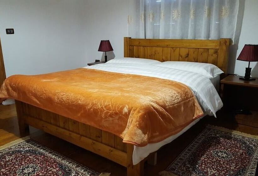 标准间, Bujtina E Bardhe