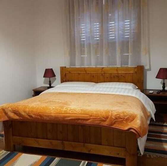 标准间, Bujtina E Bardhe