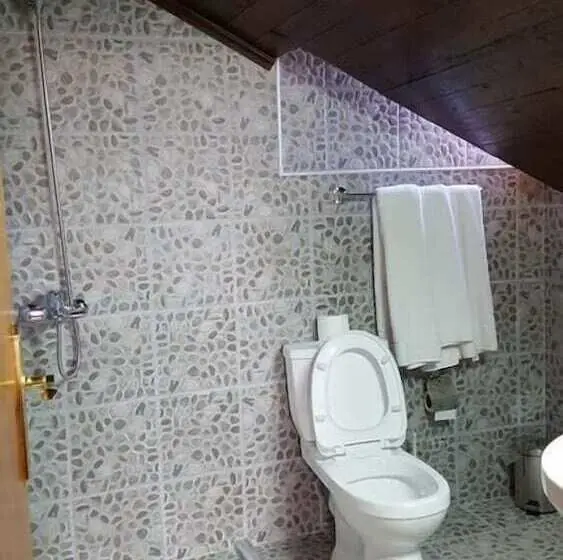 اتاق خانوادگی, Bujtina E Bardhe