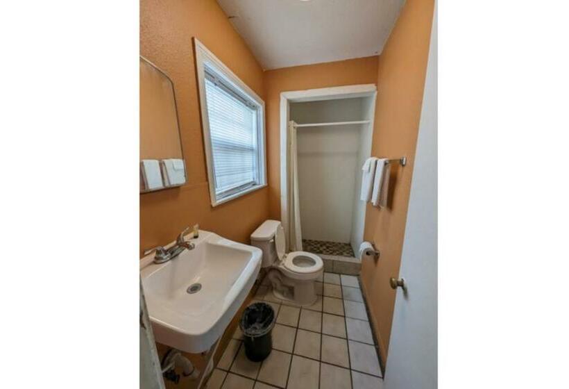 スタンダードルーム, Economy Inn Kingsville