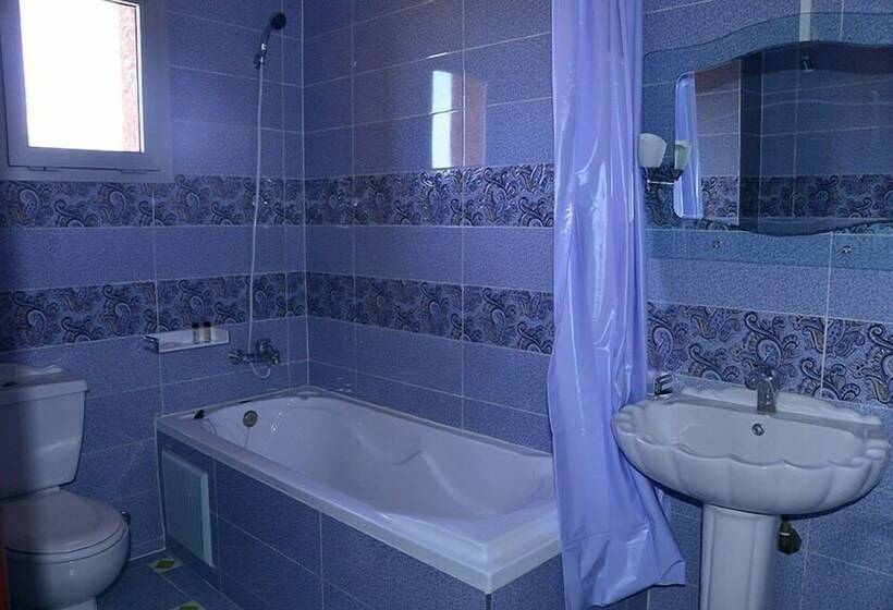 Номер Стандарт Трехместный, Hôtel Hadaik Ain Asserdoune