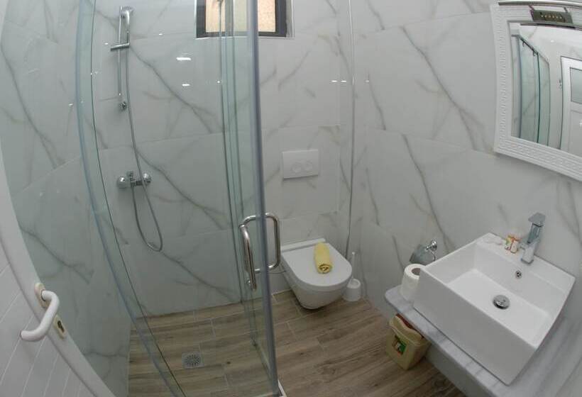 Camera Tripla Classica con Balcone, Iliria