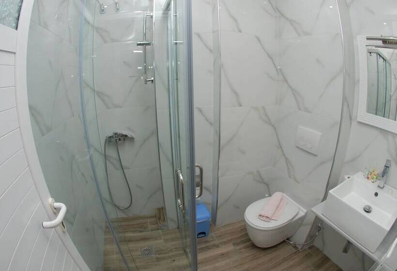 Camera Tripla Classica con Balcone, Iliria